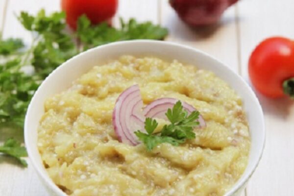Salată de vinete cu ceapă roșie și pătrunjel