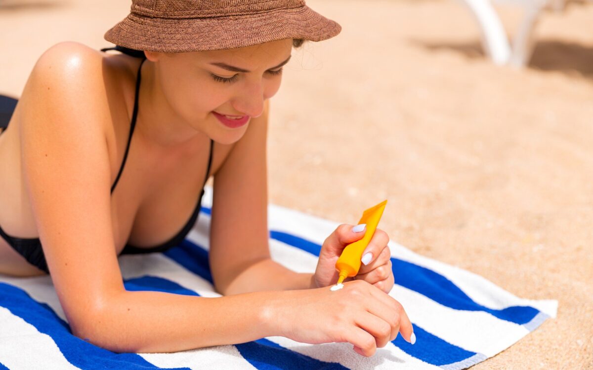 Cum aplici corect SPF-ul înainte de o zi petrecută la plajă