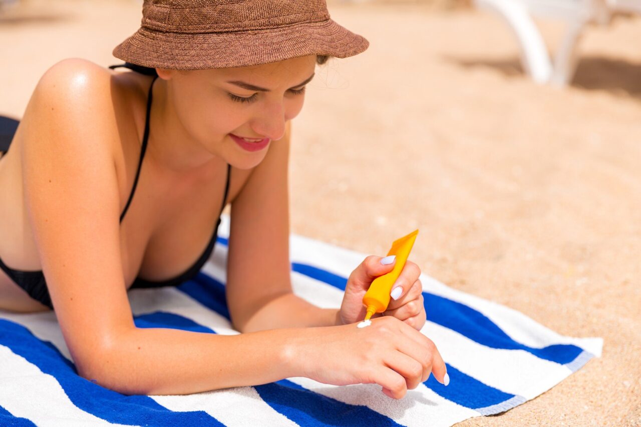 Cum aplici corect SPF-ul înainte de o zi petrecută la plajă