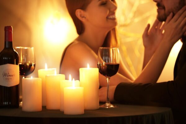 Parfumuri pentru o întâlnire romantică: ce note creează o impresie plăcută