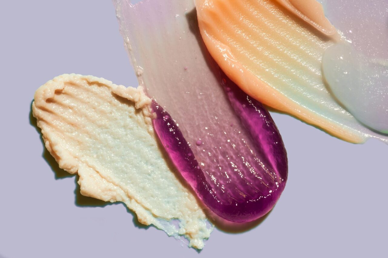 Produsele jelly cuceresc trusa de beauty. Cum le aplici fără să exagerezi cu pigmentul