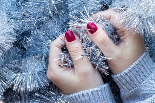 Unghiile în nuanțe de prune, o alegere elegantă pentru sezonul rece