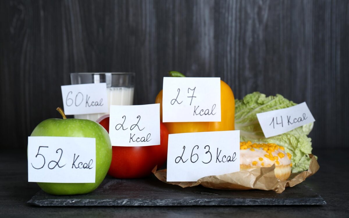 Dieta cu deficit caloric: cum slăbești fără să elimini complet alimentele preferate