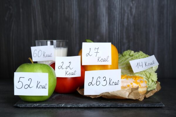 Dieta cu deficit caloric: cum slăbești fără să elimini complet alimentele preferate