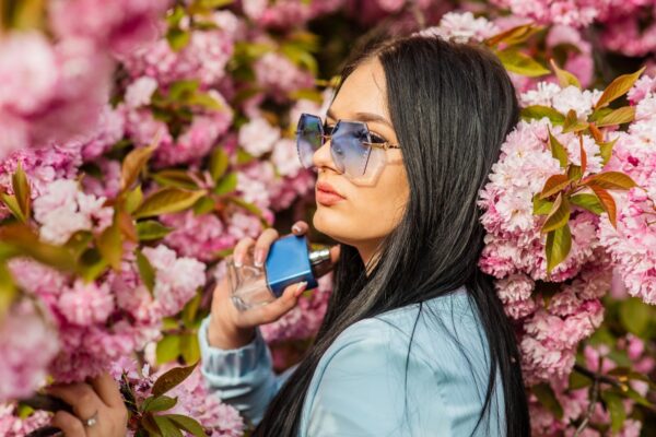 Parfumuri pentru primăvară: arome fresh, florale și ușor de purtat