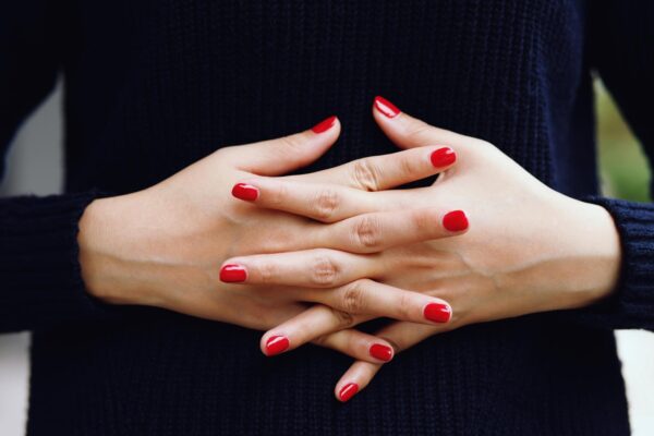 Manichiură roșie: idei elegante pentru un look feminin