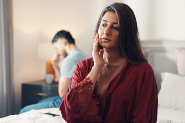 De ce este atât de greu să pleci dintr-o relație despre care știi că nu îți mai face bine