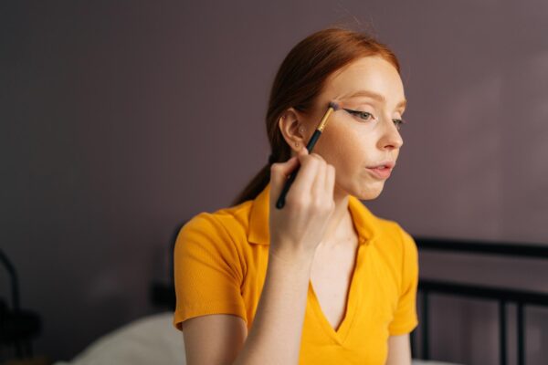 Fard care se strânge în pliul pleoapei: cum pregătești zona și dozezi produsul