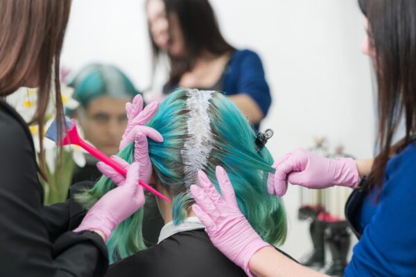 Cum pregătești părul pentru o discuție cu hairstylistul despre decolorare